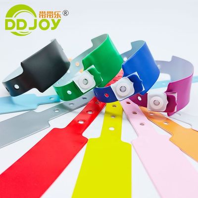 플라스틱 잠금 인레이 기술 DDJOY 이벤트 축제용 파란색 PVC 팔찌 / 손목밴드