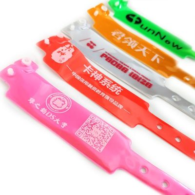 사용자 지정 로고 용납 플라스틱 팔찌 남성 음악 이벤트에 대한 PVC 손목밴드