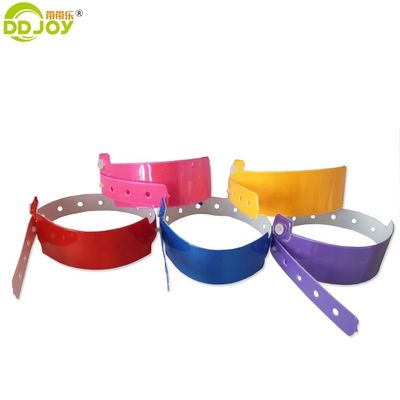 사용자 지정 로고 용납 플라스틱 팔찌 남성 음악 이벤트에 대한 PVC 손목밴드