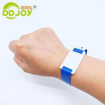 사용자 지정 로고 팔찌 L 모양 PVC 비닐 재료 쓰기 가능한 스마트 RFID 칩 손목밴드