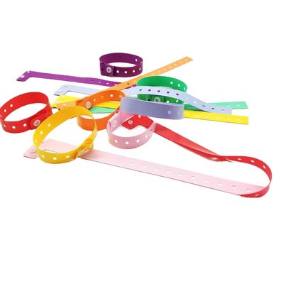 이벤트 페스티벌 로맨틱 스타일을 위해 사용자 지정 로고 PVC L 모양 조정 가능한 플라스틱 팔찌