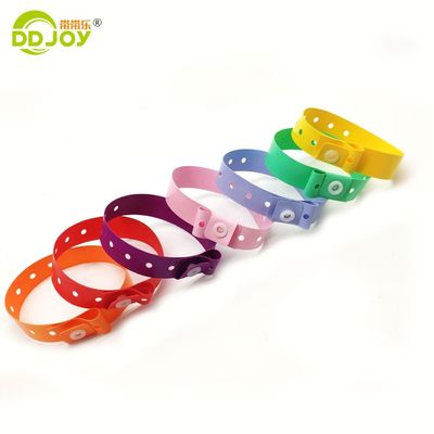 이벤트 페스티벌 로맨틱 스타일을 위해 사용자 지정 로고 PVC L 모양 조정 가능한 플라스틱 팔찌