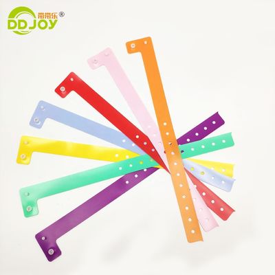 이벤트 페스티벌 로맨틱 스타일을 위해 사용자 지정 로고 PVC L 모양 조정 가능한 플라스틱 팔찌