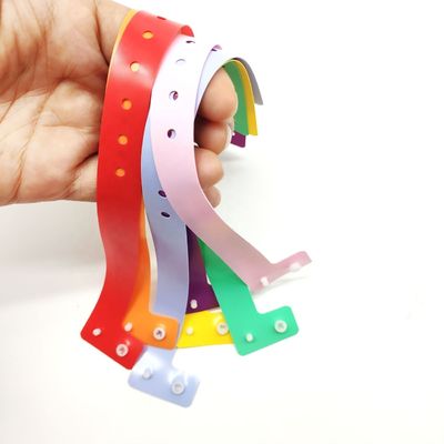 이벤트 페스티벌 로맨틱 스타일을 위해 사용자 지정 로고 PVC L 모양 조정 가능한 플라스틱 팔찌