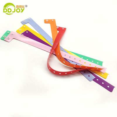이벤트 페스티벌 로맨틱 스타일을 위해 사용자 지정 로고 PVC L 모양 조정 가능한 플라스틱 팔찌