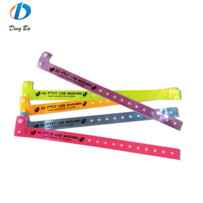다른 모양의 부드러운 조정 가능한 PVC/ 비닐 플라스틱 출입 손목밴드 이벤트 및 파티