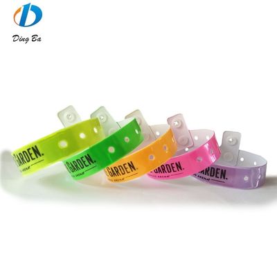 기념식용 맞춤형 색상 플라스틱 클래식 손목밴드 반사형 L 모양 PVC 손목밴드