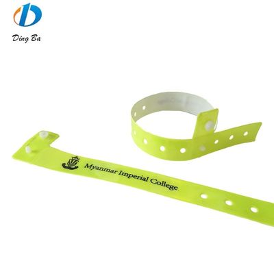 기념식용 맞춤형 색상 플라스틱 클래식 손목밴드 반사형 L 모양 PVC 손목밴드
