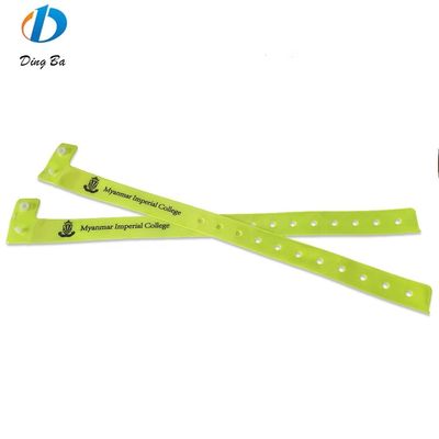 기념식용 맞춤형 색상 플라스틱 클래식 손목밴드 반사형 L 모양 PVC 손목밴드