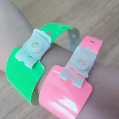 방수 부드러운 반짝이는 네온 빛나는 PVC 비닐 팔찌 밤 클럽용 손목밴드