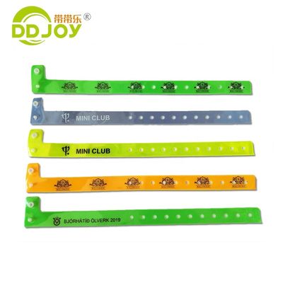형광 필름 PVC 재료 L 모양 행사용 손목밴드 250*16mm 조정 가능한 크기