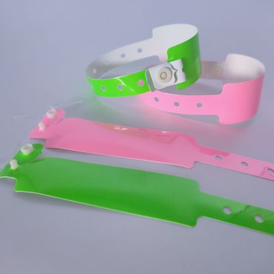 방수 부드러운 반짝이는 네온 빛나는 PVC 비닐 팔찌 밤 클럽용 손목밴드
