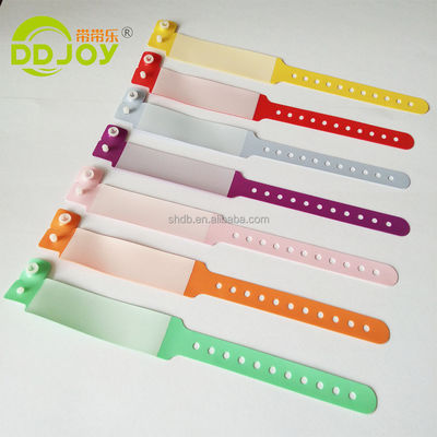 어린이용 빨간색 PVC 손목밴드 사용자 지정 부드러운 플라스틱 일회용 밴드 쓰기용 비닐 금속 공예품