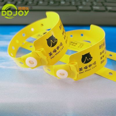 어린이용 빨간색 PVC 손목밴드 사용자 지정 부드러운 플라스틱 일회용 밴드 쓰기용 비닐 금속 공예품