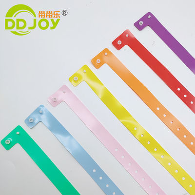 어린이용 빨간색 PVC 손목밴드 사용자 지정 부드러운 플라스틱 일회용 밴드 쓰기용 비닐 금속 공예품