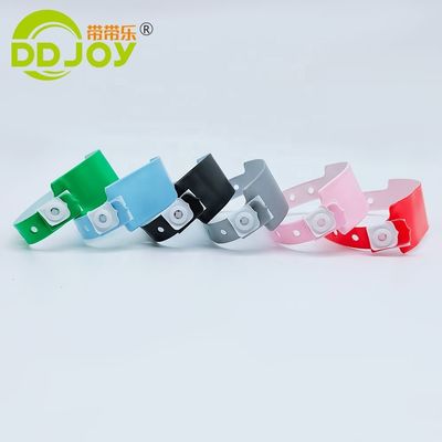 플라스틱 잠금 인레이 기술 DDJOY 이벤트 축제용 파란색 PVC 팔찌 / 손목밴드