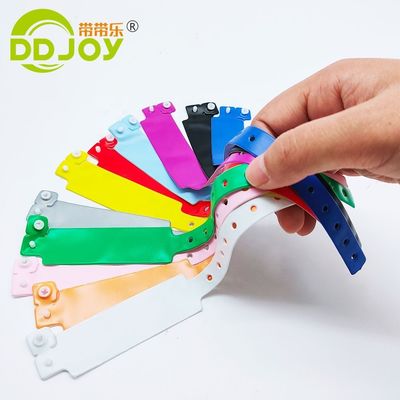 플라스틱 잠금 인레이 기술 DDJOY 이벤트 축제용 파란색 PVC 팔찌 / 손목밴드
