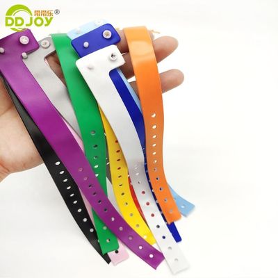 다음 이벤트 또는 캠페인에 맞게 사용자 지정 테마 손목밴드 PVC/비닐 재료