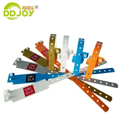 DDJOY 일회용 이벤트용 맞춤형 PE 플라스틱 손목밴드 로고 크기 65*20mm