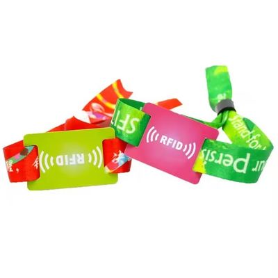 350*15mm 일반 크기의 RFID 손목밴드 맞춤 로고와 텍스트 인쇄가 있는 사틴 직물