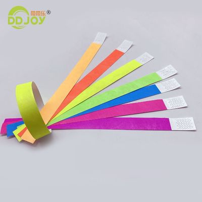 생동감 있는 네온 컬러로 행사 및 축제용 타이벡 손목밴드 인쇄